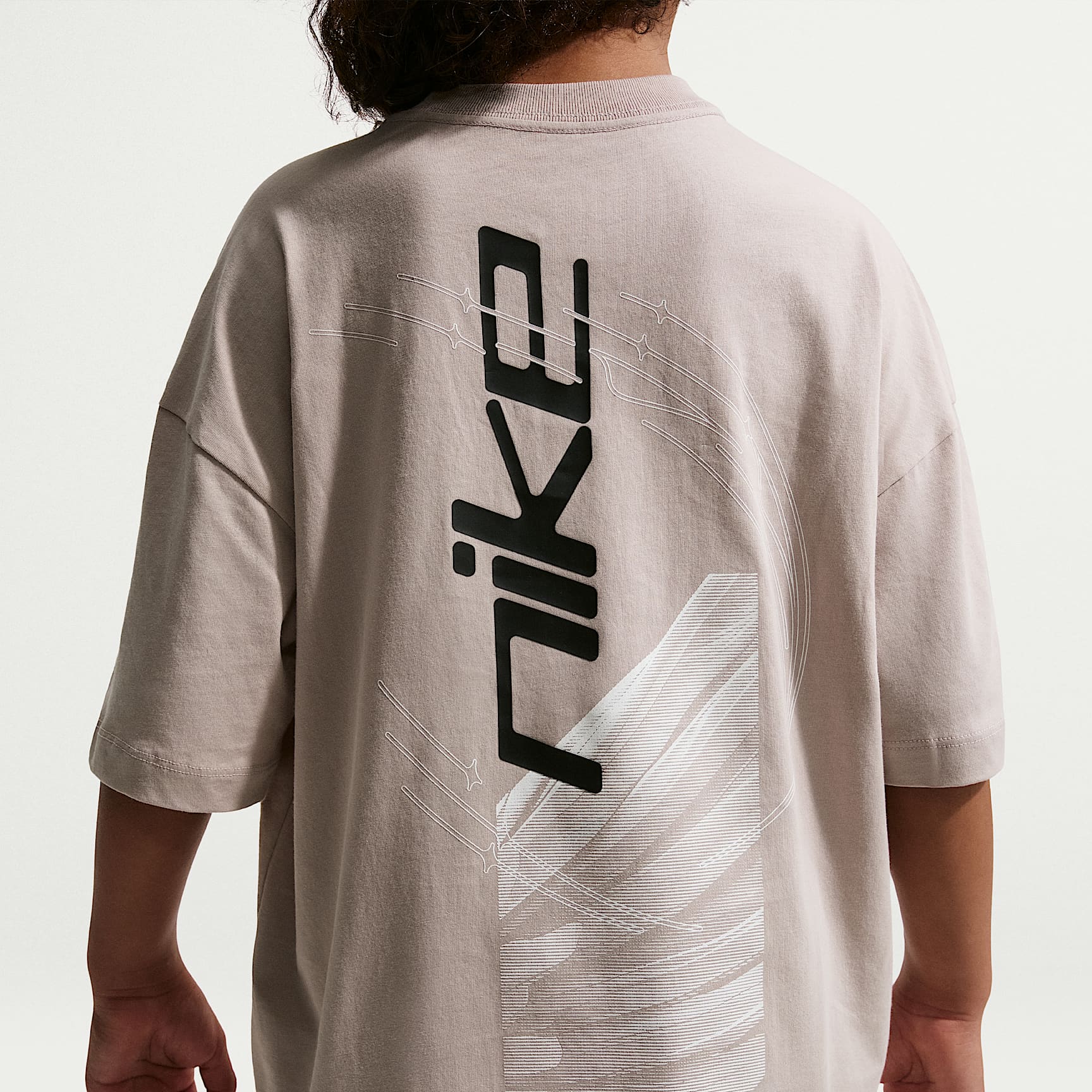 Nike Sportswear Older Kids' Oversized T-Shirt. Nike LU